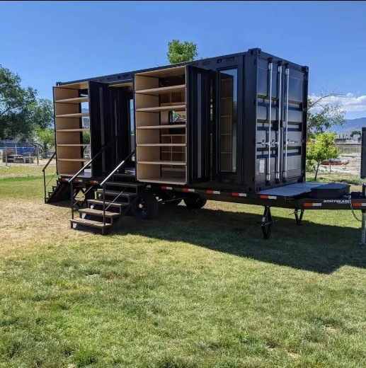 Custom 20ft Shipping Shopping Container on Wheels - Image 3
