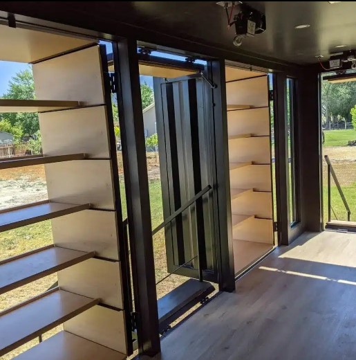 Custom 20ft Shipping Shopping Container on Wheels - Image 4